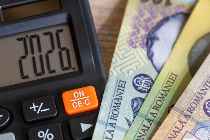 România se împrumută tot mai mult. Cum te afectează creșterea datoriei externe la rate, taxe și prețuri