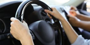 Regulă nouă pentru șoferii cu experiență sub doi ani. Amenzile propuse sunt uriașe, ce mașini nu ar mai avea voie să conducă