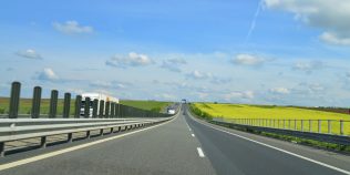Cu ce viteză să mergi pe autostradă pentru a economisi carburant. Consumul poate scădea chiar și cu 30%