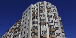 După luni întregi de declin, piața imobiliară schimbă direcția. Ce se întâmplă cu apartamentele, unde se cumpără cele mai multe locuinţe