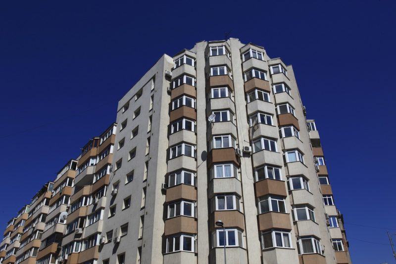 După luni întregi de declin, piața imobiliară schimbă direcția. Ce se întâmplă cu apartamentele, unde se cumpără cele mai multe locuinţe