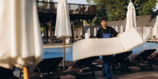 Cel mai bine plătite joburi pentru adolescenți. Ce locuri de muncă le pot aduce câștiguri pe timpul verii