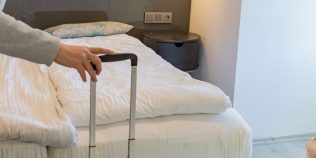 De ce este recomandat să fotografiezi camera de hotel imediat după check-in. Gestul simplu care te poate scuti de probleme