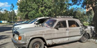 Când poate fi ridicată legal mașina abandonată de lângă bloc. Procedura pe care puțini o cunosc