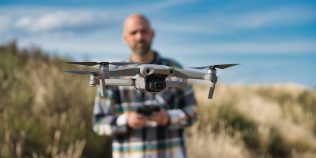 Meseria viitorului a fost recunoscută oficial în România. De acum te poți angaja legal ca pilot de dronă
