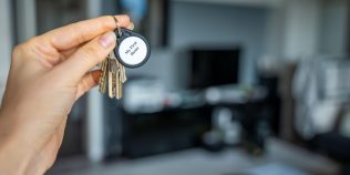 La ce vârstă își cumpără românii prima locuință. Clasamentul surprinzător al Europei