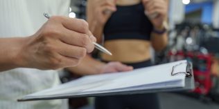 Cât câștigă pe lună un antrenor de fitness, în 2026. Sumele, dezvăluite chiar de românii care lucrează în domeniu