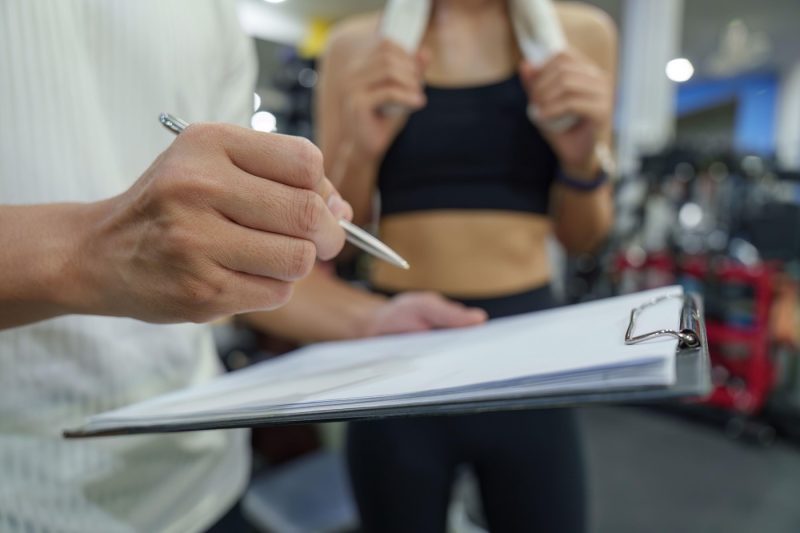 Cât câștigă pe lună un antrenor de fitness, în 2026. Sumele, dezvăluite chiar de românii care lucrează în domeniu