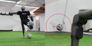 Robotul umanoid care a tras atât de tare la poartă încât a spart peretele. Momentul viral care arată cât de puternică a devenit tehnologia