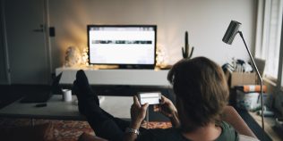 INTERVIU De ce nu te relaxezi, de fapt, când stai pe telefon în timp ce te uiți la seriale. Un medic oftalmolog explică efectele asupra ochilor și somnului