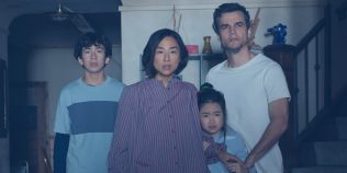 Filmul de pe Netflix care transformă propria casă într-un coșmar. Greta Lee și Wagner Moura, blocați într-un thriller SF sufocant