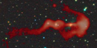 Galaxia uriașă care arată ca un arc cu săgeată: astronomii au descoperit o formă cosmică nemaivăzută