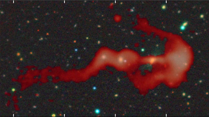 Galaxia uriașă care arată ca un arc cu săgeată: astronomii au descoperit o formă cosmică nemaivăzută