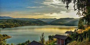 „Litoralul de la munte” renaște după ani de izolare. Drumurile noi aduc valuri de turiști la Lacul Cinciș