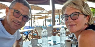 Ce s-a întâmplat la bordul avionului Ryanair după ce un geam s-a spart în timpul zborului. Soția pasagerului rănit: „L-am apucat de picioare, am crezut că vom muri amândoi”
