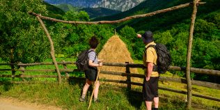 Studiu: Românii nu știu că mersul pe jos poate face bine și minții, nu doar corpului. Doar 12% merg frecvent în drumeții, deși cei care o fac declară mai multă energie și o calitate mai bună a vieții