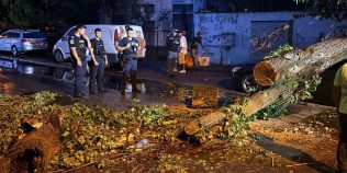 Haos în București după codul roșu de vijelie. Metroul a fost închis din cauza inundațiilor, au fost peste 2.000 de apeluri la 112