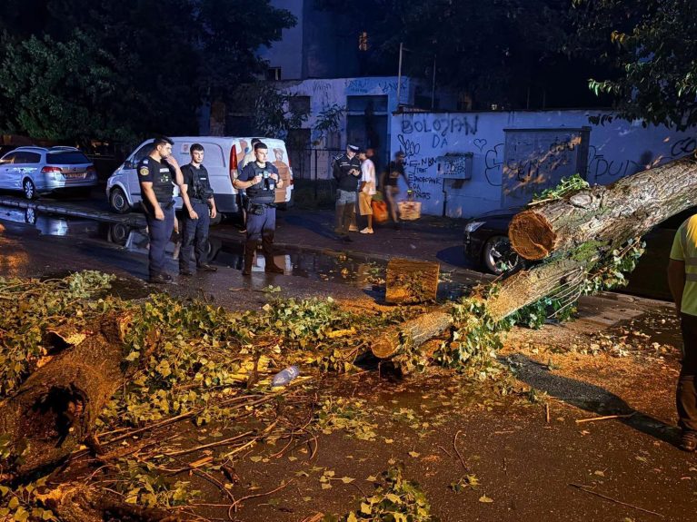 Haos în București după codul roșu de vijelie. Metroul a fost închis din cauza inundațiilor şi au fost peste 2.000 de apeluri la 112