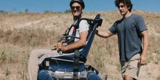 Fiul care și-a ajutat tatăl să învingă scleroza multiplă. Cum a transformat un robot în scaunul rulant al viitorului VIDEO