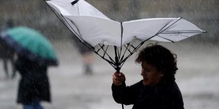ANM a emis noi coduri portocalii și roșii de furtuni. În unele zone va ploua cât într-o lună