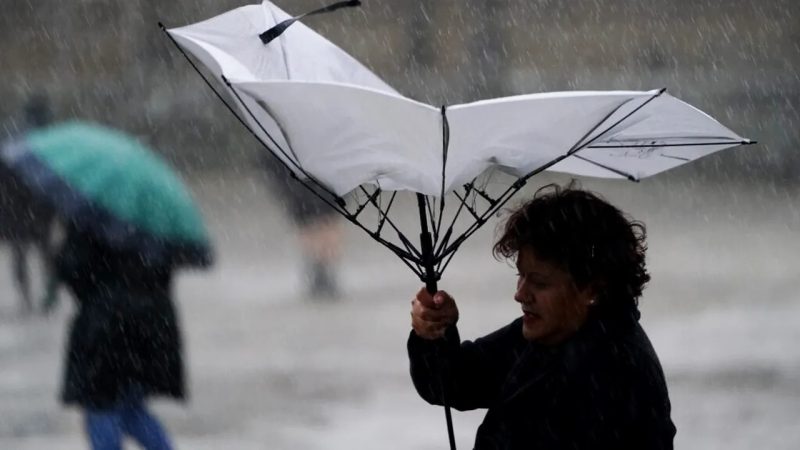 ANM a emis noi coduri portocalii și roșii de furtuni. În unele zone va ploua cât într-o lună