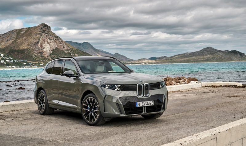 BMW iX5 vine cu 750 de kilometri autonomie și încărcare de 460 kW. Primul X5 electric ridică miza în clasa SUV-urilor premium