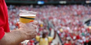 Bere la meci și artificii pe stadion, în România. Noua lege care schimbă regulile pentru suporteri