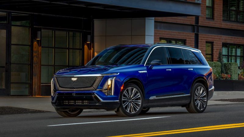 Cadillac oprește livrările unui SUV electric de lux: scaunul din spate poate prinde pasagerii