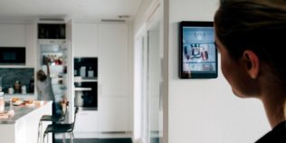 Casa inteligentă poate deveni o armă. Cum pot fi folosite gadgeturile împotriva celor din locuință