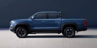 Camioneta care sperie dieselurile ajunge în Europa: 436 CP, 90 km electric și priză de 6,6 kW