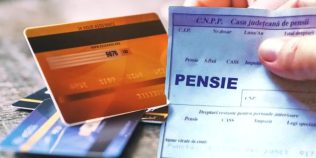 Când intră pensiile pe card în luna august 2026. Datele pentru plata prin bancă și prin Poșta Română
