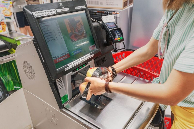 Casele self-check-out, gaură în bugetul magazinelor. Cum ajung clienții să plătească mai puțin pentru cumpărături