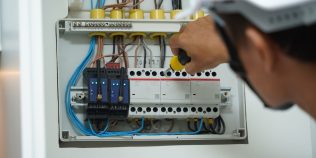 Cât costă acum să chemi un electrician acasă. Doar deplasarea poate ajunge la 100 de lei. Lista actualizată cu noile tarife în 2026