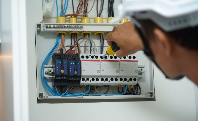 Cât costă acum să chemi un electrician acasă. Doar deplasarea poate ajunge la 100 de lei. Lista actualizată cu noile tarife în 2026