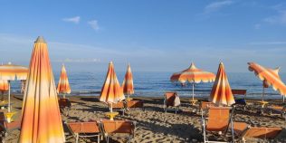 Cât costă un șezlong în Mamaia, Eforie, Costinești și Vama Veche în 2026. Unde găsești cele mai mici tarife