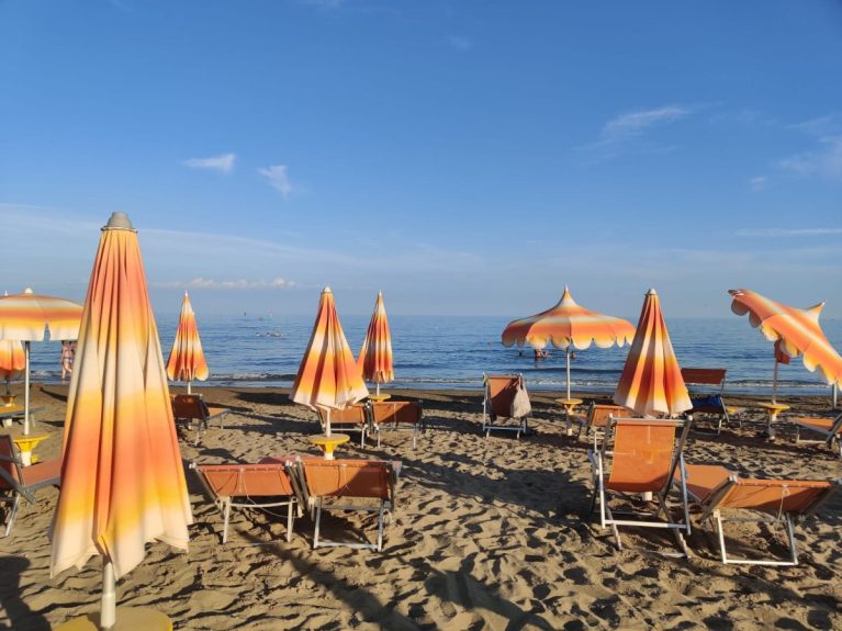 Cât costă un șezlong în Mamaia, Eforie, Costinești și Vama Veche în 2026. Unde găsești cele mai mici tarife
