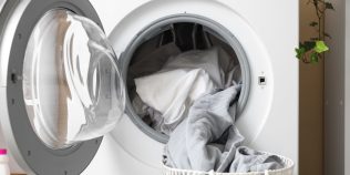 Cât de des trebuie spălată lenjeria de pat vara. Puţini procedează aşa, însă îşi pun sănătatea în pericol