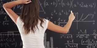 Cât face 4 + 4 × 4 + 4? Pare uşor, da mulți adulți greșesc răspunsul