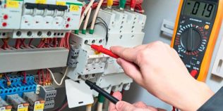 Câți ani trebuie să lucrezi ca electrician sau instalator pentru pensie completă. Ce beneficii ai dacă ai lucrat în condiții deosebite