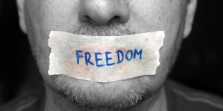 Ce este libertatea de exprimare şi când poţi fi sancţionat, conform legii. Ţi se poate deschide chiar şi dosar penal dacă nu eşti atent