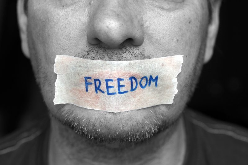 Ce este libertatea de exprimare şi când poţi fi sancţionat, conform legii. Ţi se poate deschide chiar şi dosar penal dacă nu eşti atent