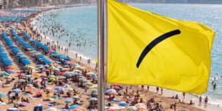 Ce înseamnă noul steag galben cu o dungă neagră de pe plajele spaniole. Ignorarea lui poate duce la amenzi