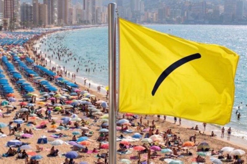 Ce înseamnă noul steag galben cu o dungă neagră de pe plajele spaniole. Ignorarea lui poate duce la amenzi