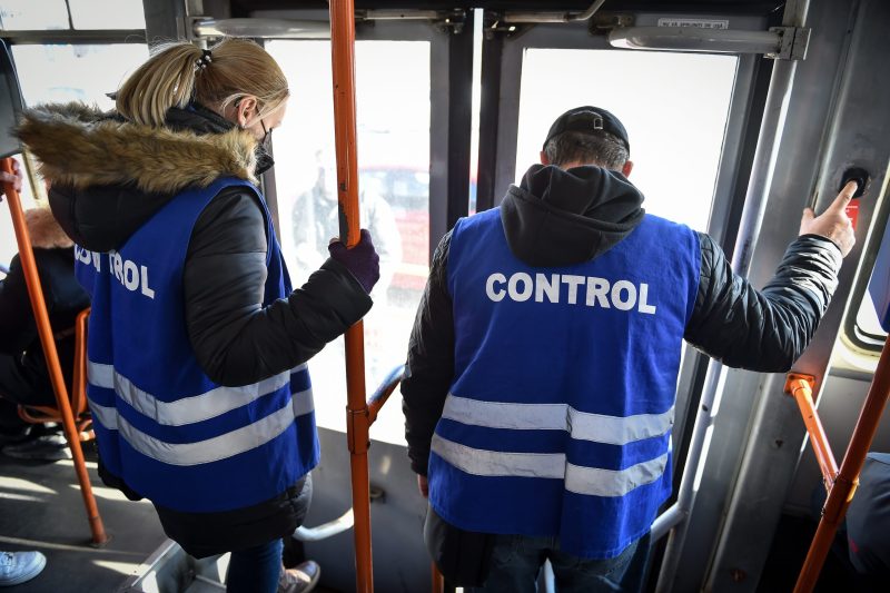Ce se întâmplă dacă refuzi să arăţi biletul sau abonamentul controlorilor STB. Legea de care puţini au habar
