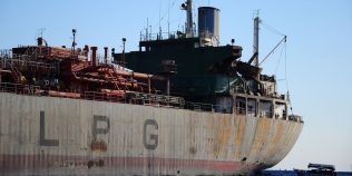 Ce spun autoritățile despre petrolierul care arde în Marea Neagră. Există vreun risc pentru turiști?