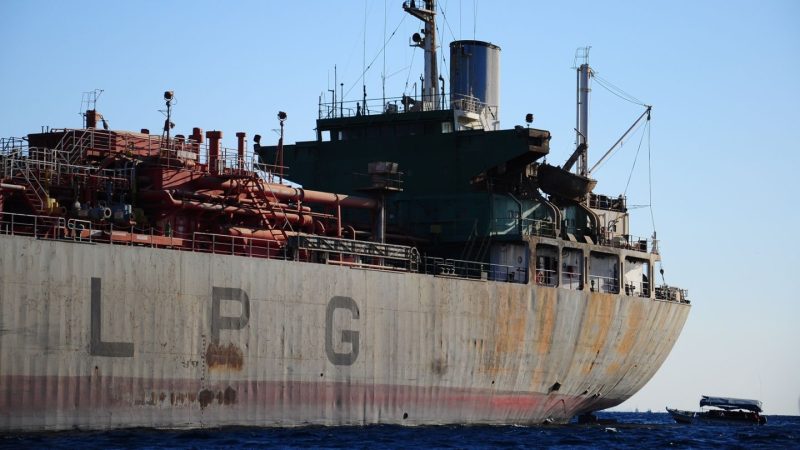 Ce spun autoritățile despre petrolierul care arde în Marea Neagră. Există vreun risc pentru turiști?