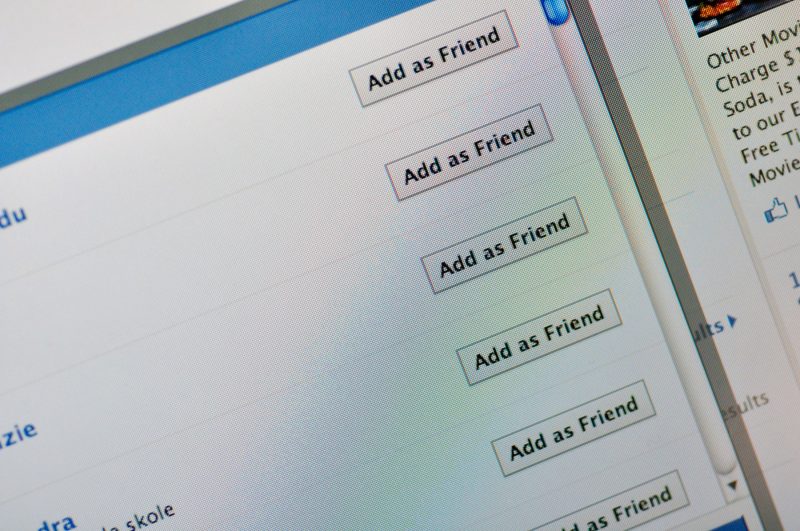 Îți apar la sugestii persoane pe care le cunoști? Ce știm cu adevărat despre algoritmii Facebook și Instagram și mitul vizitelor pe profil