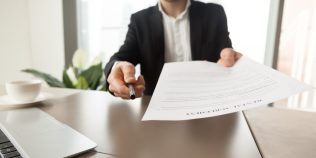 Clauza din contractul de închiriere care îți poate aduce pierderi de mii de lei. Mulți chiriași o ignoră