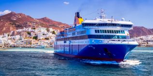 Cum ajungi din Lefkada în Kefalonia fără să ocolești. Ferry-ul care te duce direct în una dintre cele mai frumoase stațiuni ale insulei. Cât durează traversarea