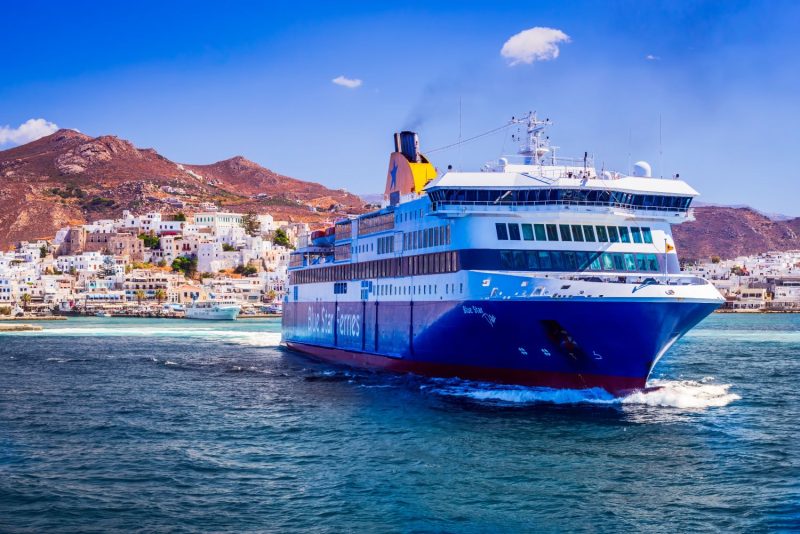 Cum ajungi din Lefkada în Kefalonia fără să ocolești. Ferry-ul care te duce direct în una dintre cele mai frumoase stațiuni ale insulei. Cât durează traversarea